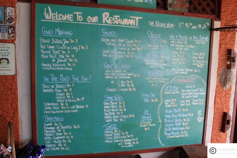 A cafe near the water offers snacks and cook drinks. 